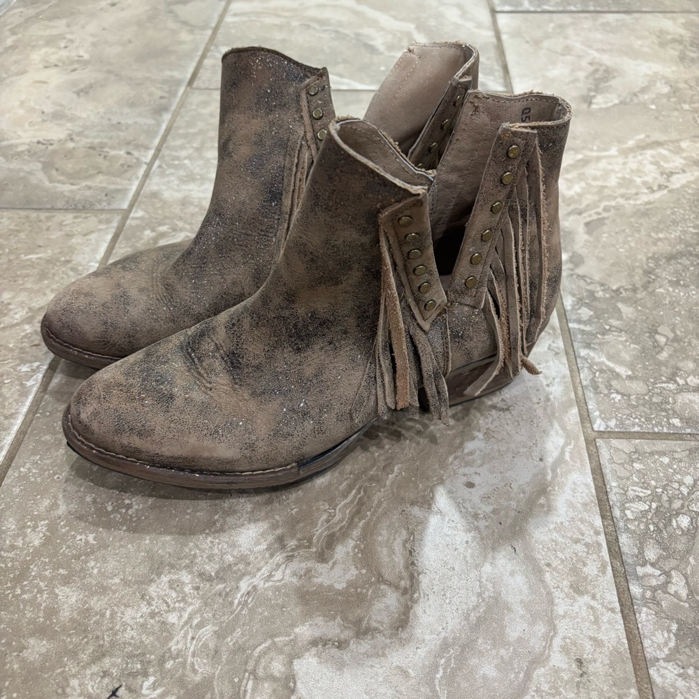 Circle G Women's Brown Studded Fringe‎ Booties round toe Sz 8.5